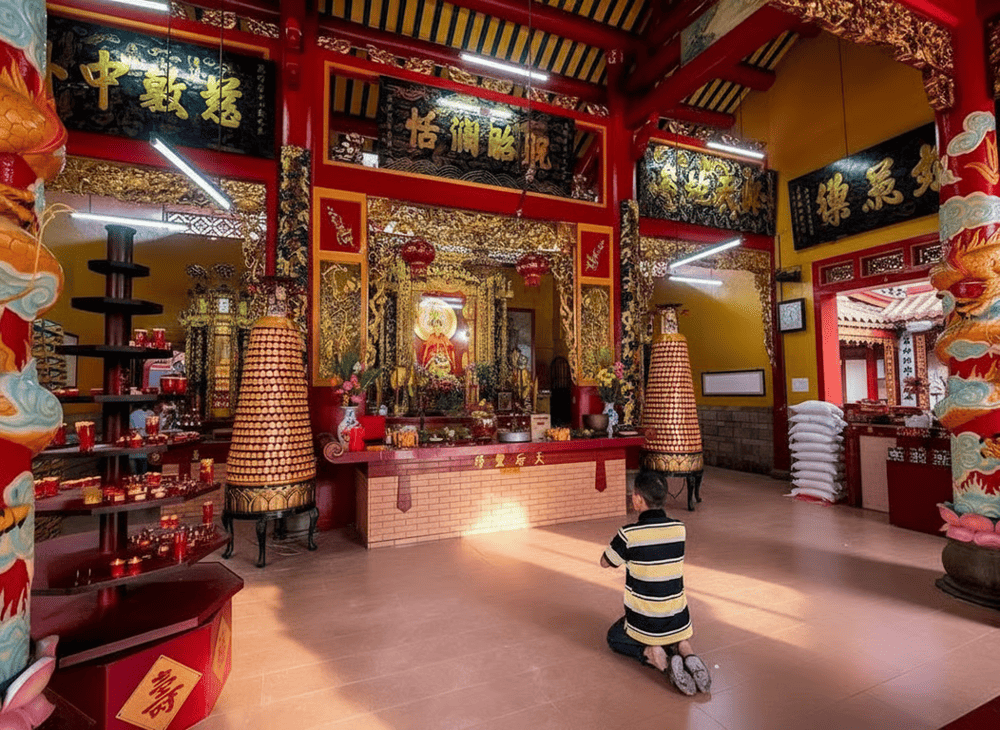 Du khách cầu phúc tại chùa Bà Thiên Hậu